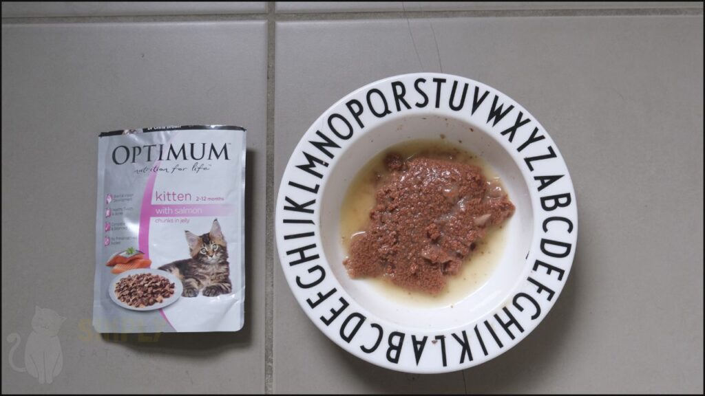 A closer look at Optimum Kitten with Salmon Chunks in Jelly.