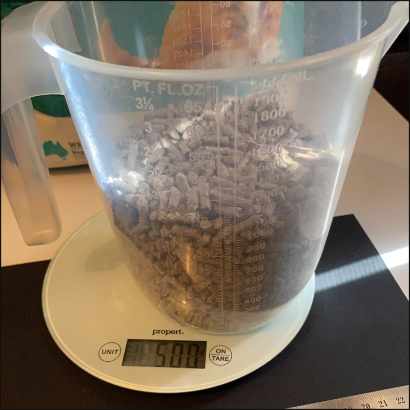 A photo showing how much volume 500g of Breeder's Choice cat litter fills (C) Simply Cat Care