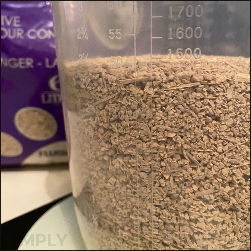 A photo showing the volume of 500g of Catlux softwood cat litter